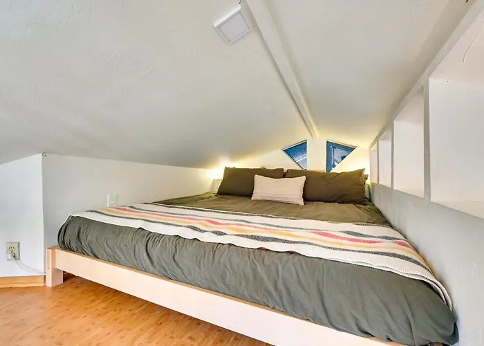 Pet-friendly W/ Patio Apartment