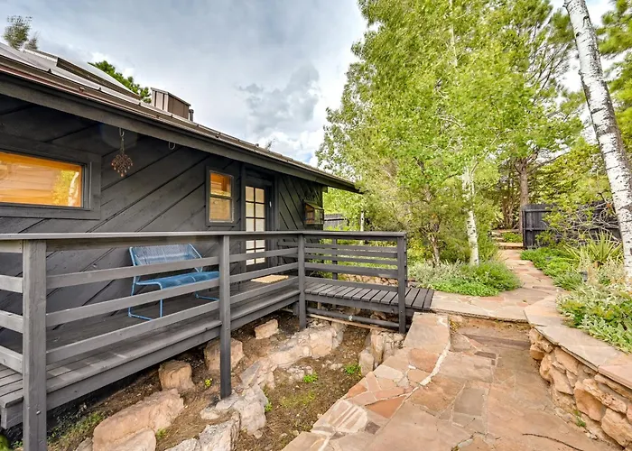 Pet-friendly W/ Patio Apartment *